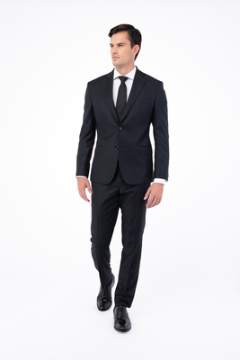 Čierny strečový oblek V pohodlnom strihu Čierny strečový oblek V pohodlnom strihu
