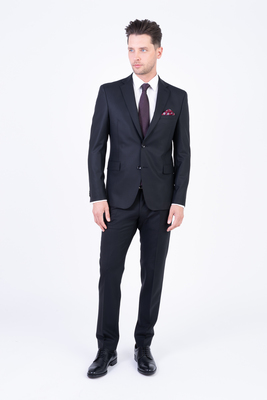 Čierny strečový oblek V priliehavom strihu Čierny strečový oblek V priliehavom strihu