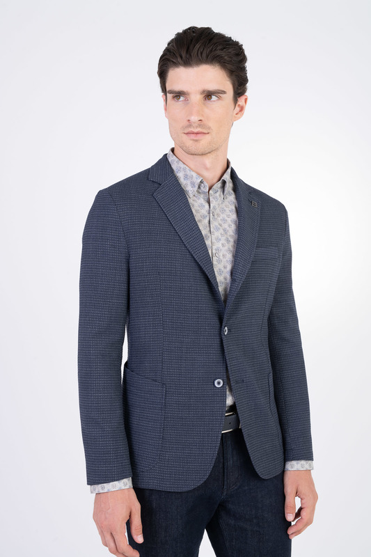 Strečové sako so štruktúrou V priliehavom strihu