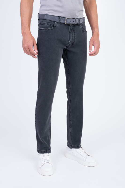 Strečové džínsy V priliehavom strihu