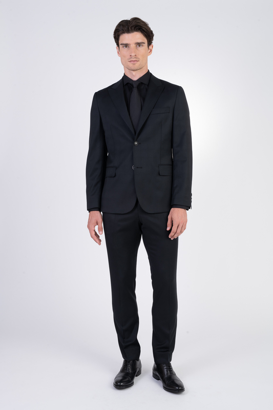 Čierny strečový oblek V pohodlnom strihu