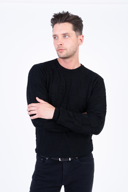 Merino sveter so vzorom V pohodlnom strihu