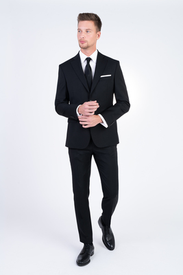 Čierny vlnený oblek V pohodlnom strihu Čierny vlnený oblek V pohodlnom strihu