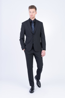 Čierny strečový oblek V pohodlnom strihu Čierny strečový oblek V pohodlnom strihu