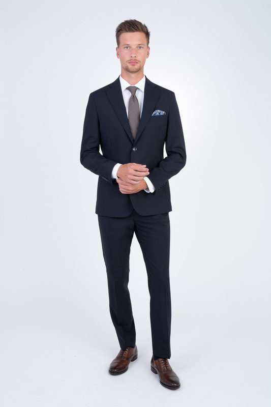 Tmavo modrý strečový oblek V pohodlnom strihu