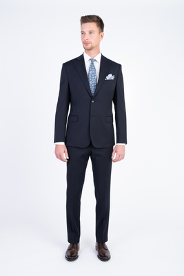 Tmavo modrý vlnený oblek V pohodlnom strihu Tmavo modrý vlnený oblek V pohodlnom strihu