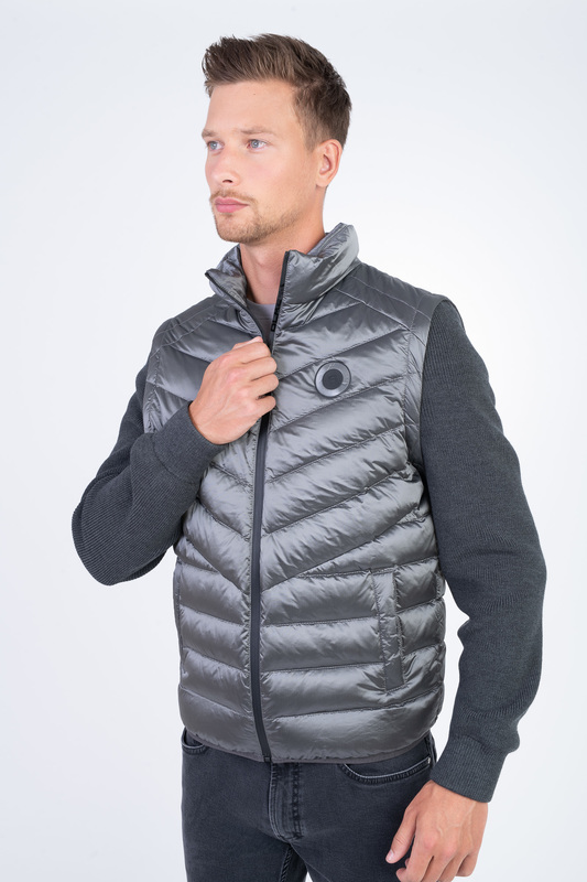 Bunda s odnímateľnými rukávmi V pohodlnom strihu