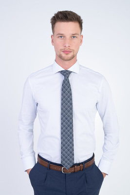 Strečová košeľa s lineárnym vzorom V priliehavom strihu Strečová košeľa s lineárnym vzorom V priliehavom strihu