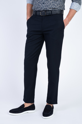 Strečové nohavice so štruktúrou V uvoľnenom strihu